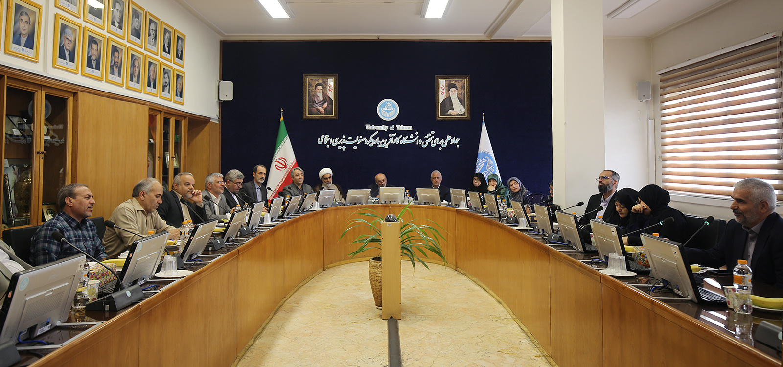 سرپرست دانشگاه تهران در دیدار با خانوادههای دانشجویان شهید: شهدای دانشجو، سرمایههای همیشگی دانشگاه هستند | خاطره معنویت دوران دفاع مقدس، امروز نیز ما را از لغزشها مصون میدارد