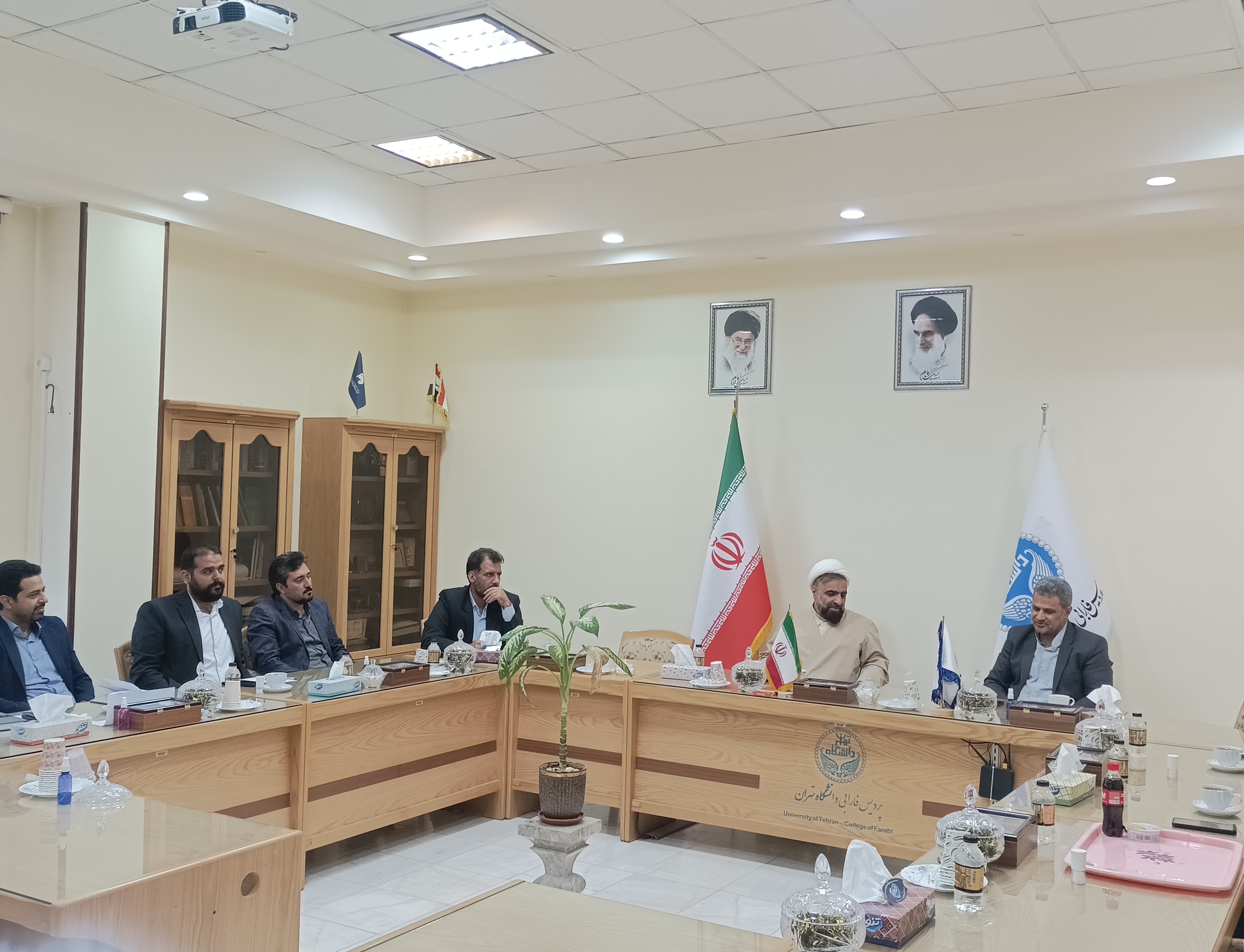 نشست رئیس مدیران دانشکدگان فارابی دانشگاه تهران مدیر صندوق بازنشستگی کشوری استان قم