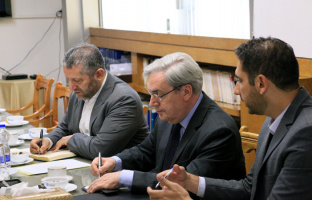 L'ambassadeur de France a rencontré le président de l'université de Téhéran et a eu une conversation